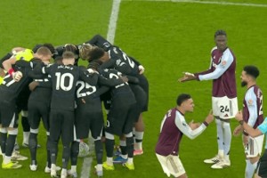 切尔西中场集合喊话惹争议，维拉球员不干了：凭啥在中圈瞎鼓捣？